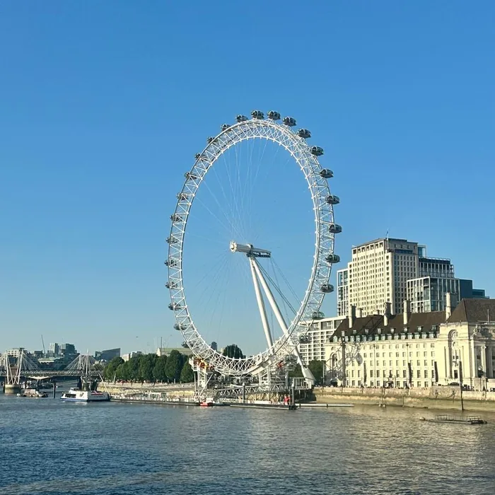 A roda-gigante London Eye às margens do rio Tâmisa, em Londres.
